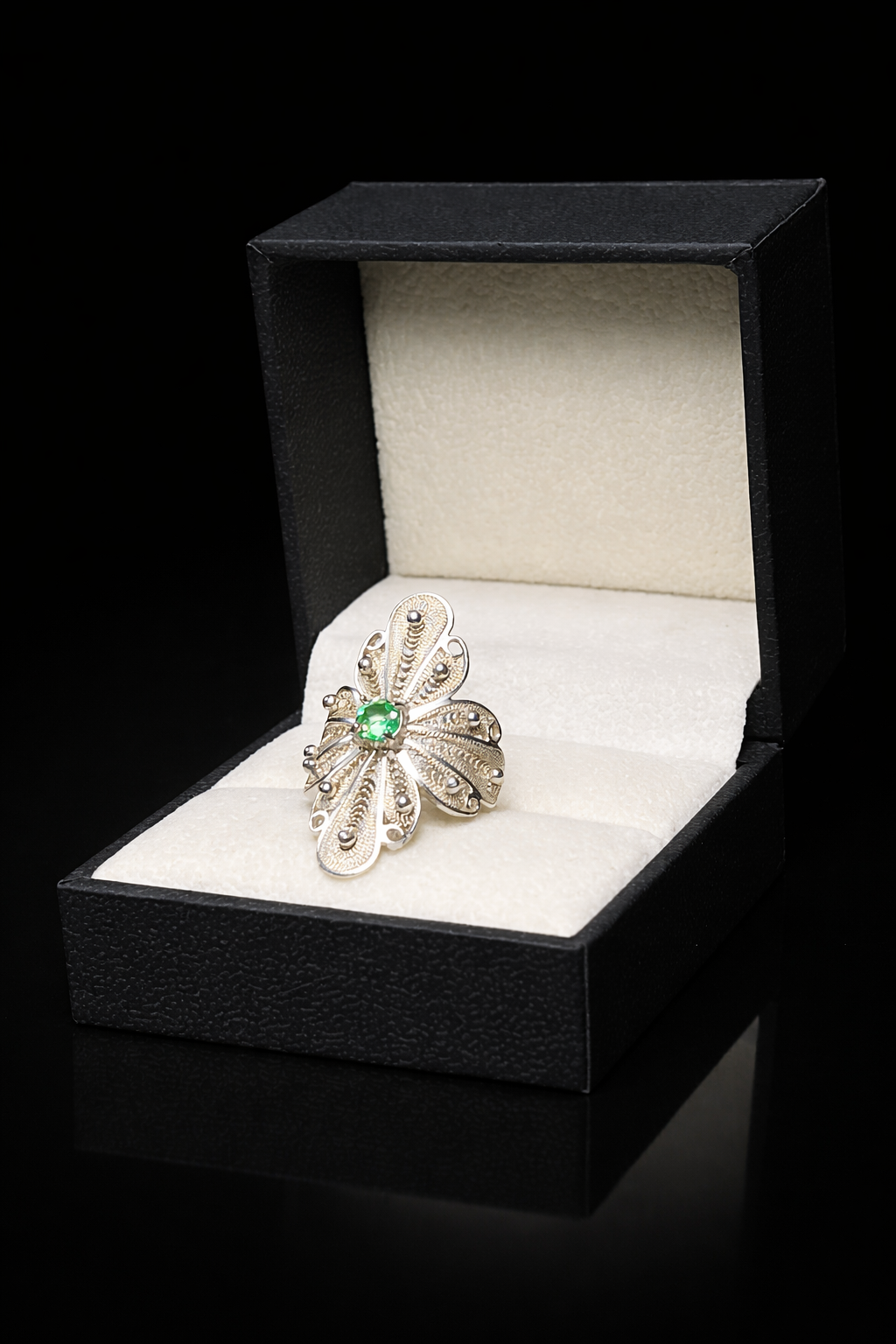 ANILLO COLA DE PATO CON ESMERLADA COLOMBIANA