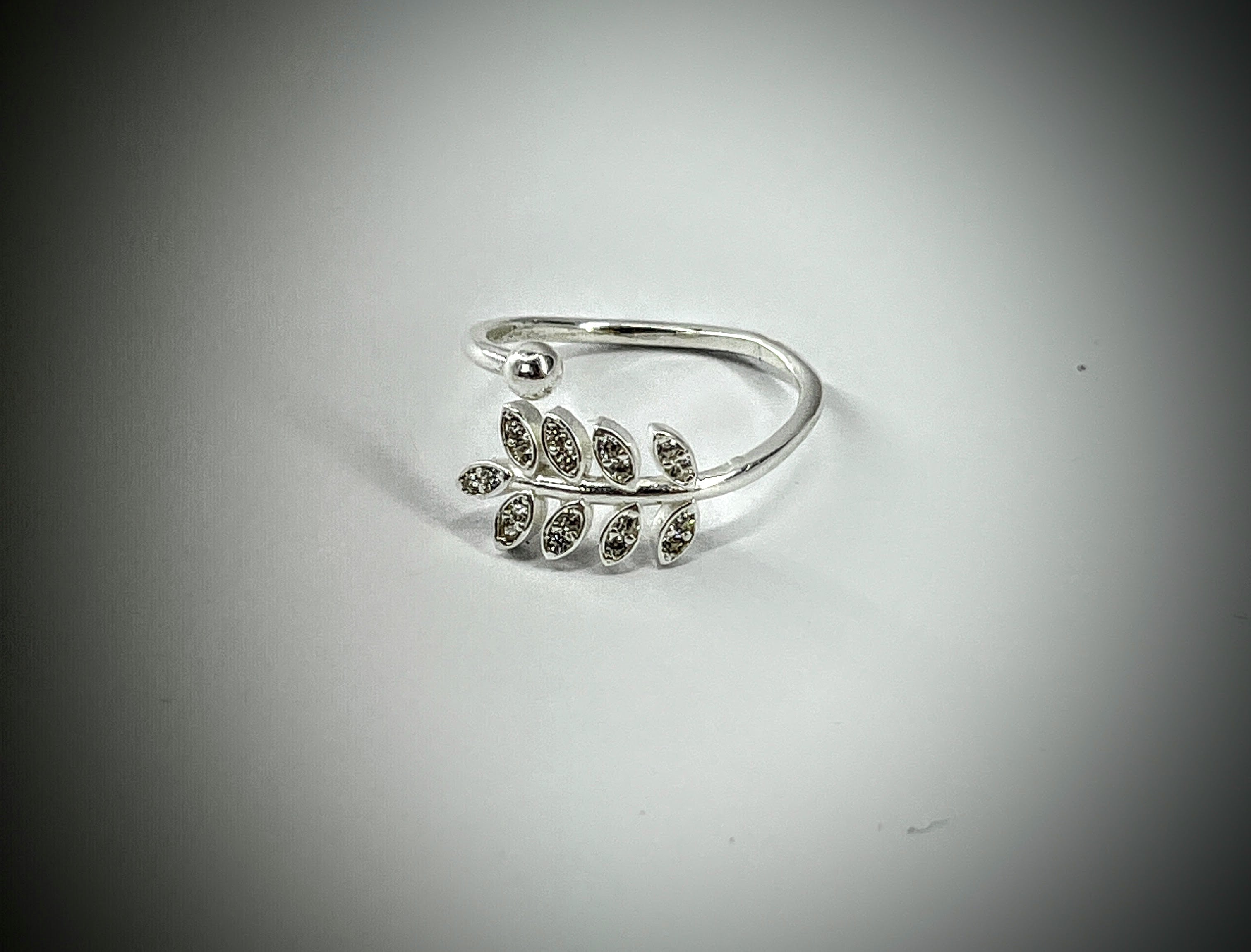 ANILLO HOJA DE OLIVIO CON CIRCONES